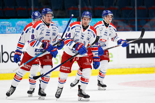 Oskarshamns Fredrik Olofsson och Nolan Zajac jublar