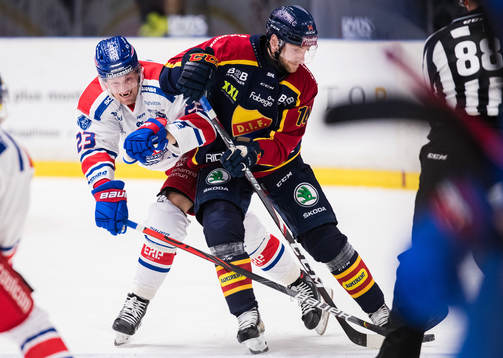 Oskarshamns Oscar Sundh och Djurgårdens Tom Wandell i kamp
