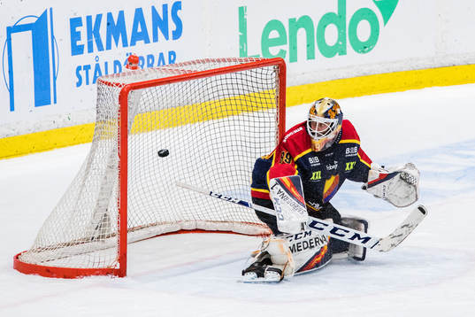 Djurgårdens målvakt Niklas Svedberg ser hur pucken går