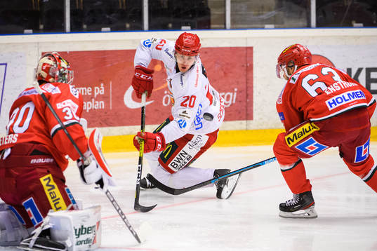 Almtunas Johan Södergran oroar framför Modos målvakt