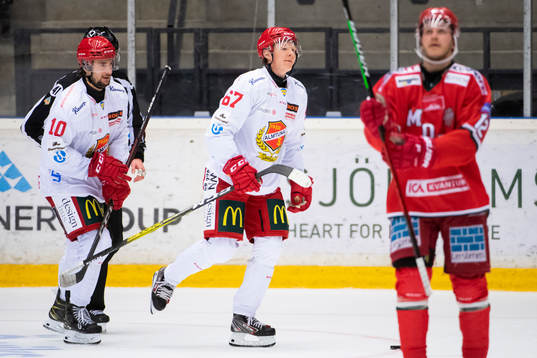 Almtunas Martin Mellberg och Jesper Norbäck jublar och