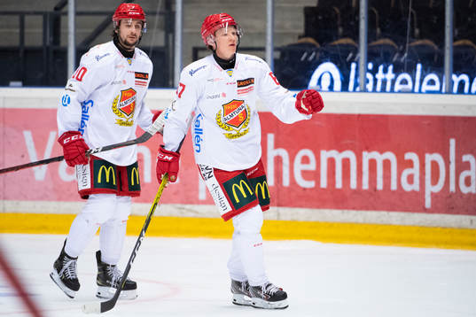 Almtunas Martin Mellberg och Jesper Norbäck jublar