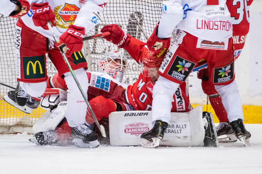 Almtunas målvakt Filip Larsson och Modos Kalle Jellvert