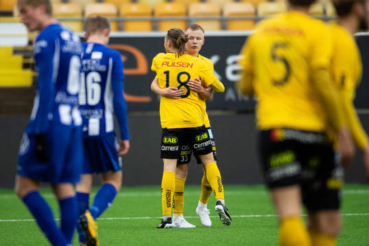 Elfsborgs Kevin Liimatainen gratuleras av Daniel Miljanovic