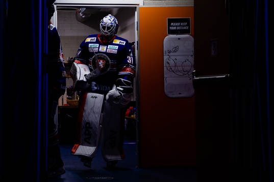 Växjös målvakt Erik Källgren före ishockeymatchen i