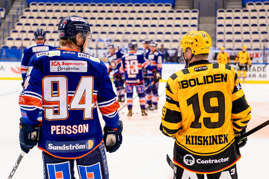 Växjös Joel Persson pratar med Skellefteås Tuomas