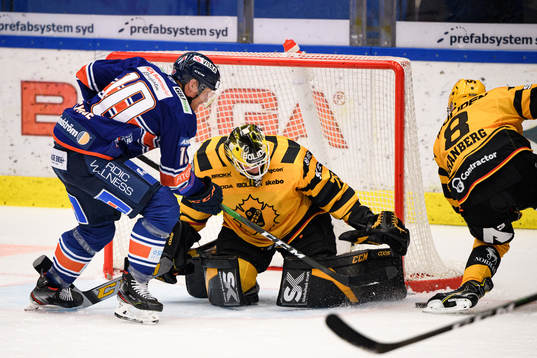 Växjös Richard Gynge och Skellefteås målvakt Arvid