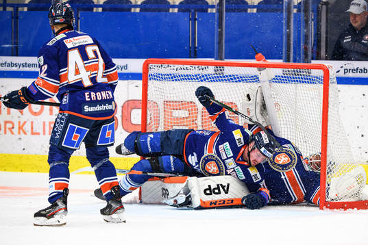 Växjös Martin Lundberg kolliderar med målvakt Erik