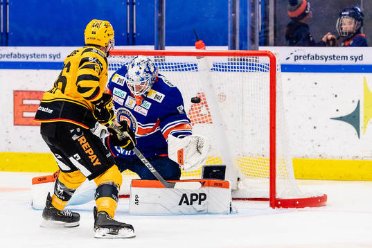 Skellefteås Tyler Morley oroar framför Växjös målvakt