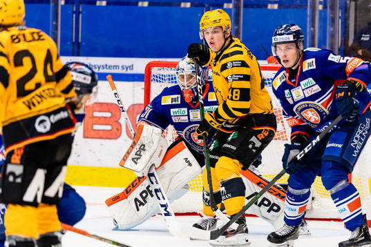 Skellefteås Jonatan Berggren framför Växjös målvakt