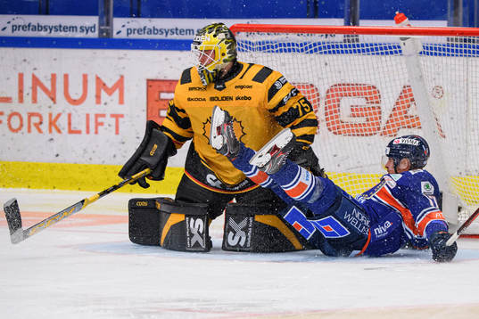 Växjös Emil Forslund och Skellefteås målvakt Arvid