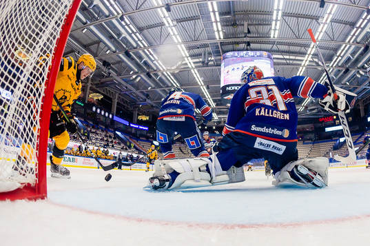 Skellefteås Tuomas Kiiskinen oroar vid Växjös målvakt