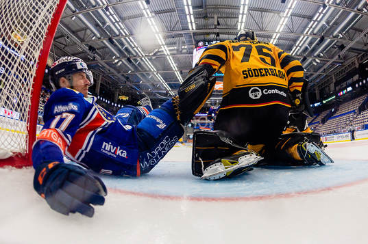 Växjös Emil Forslund krockar med Skellefteås målvakt