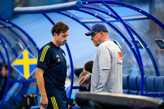 Gustav Svensson and head coach Janne Andersson of the