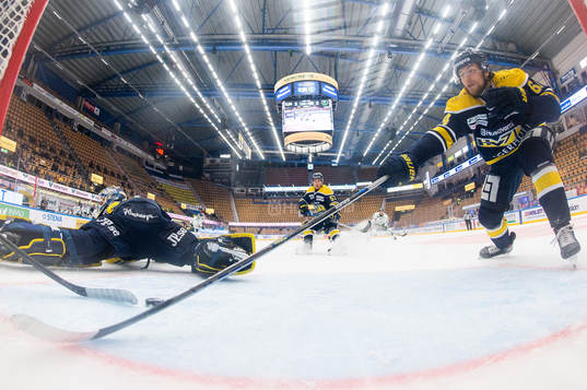 s Eric Martinsson räddar en puck på mållinjen