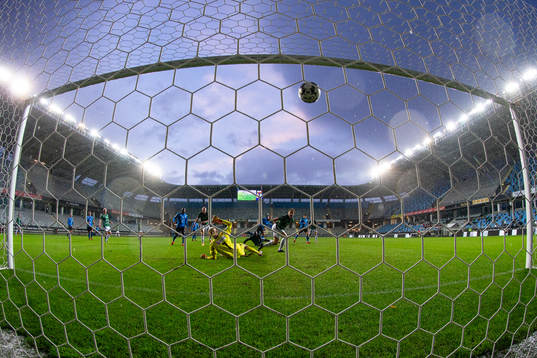 Halmstads Mikael Boman skjuter 0-2 bakom GAIS målvakt