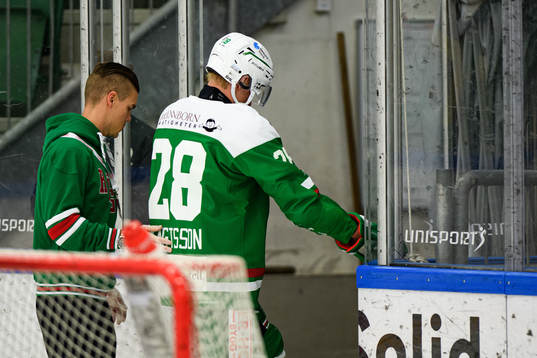 Rögles Anton Bengtsson lämnar isen