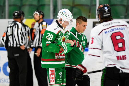 Rögles Anton Bengtsson lämnar isen