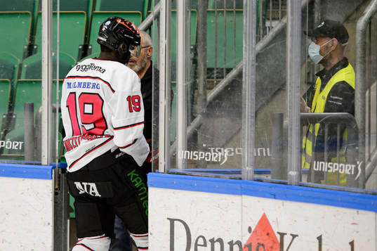 Örebros Daniel Muzito Bagenda lämnar isen