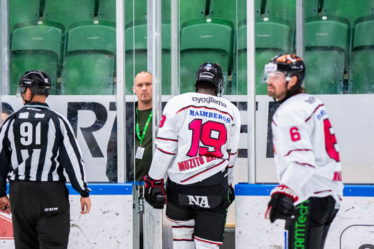 Örebros Daniel Muzito Bagenda får matchstraff