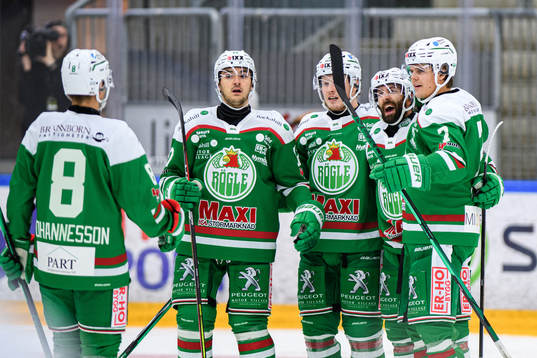 Rögles spelare jublar med Taylor Matson