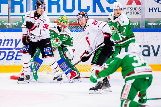 Örebros Emil Larsson oroar framför Rögles målvakt Johan