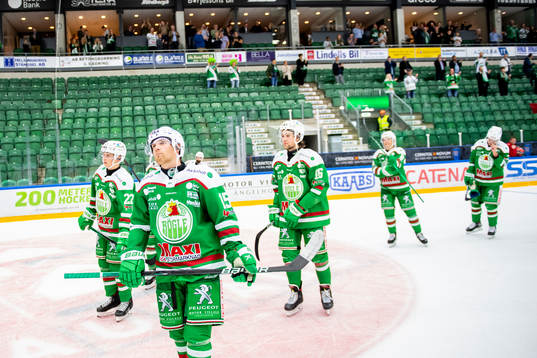 Rögles Simon Ryfors med lag kamrater tacka publiken