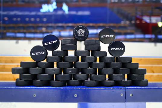 Puckar före ishockeymatchen i SHL mellan Linköping och