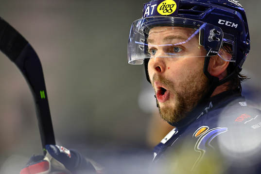 Linköpings Andrew Gordon reagerar