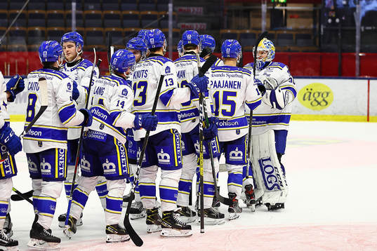 Leksands spelare tackar Leksands målvakt Janne Juvonen