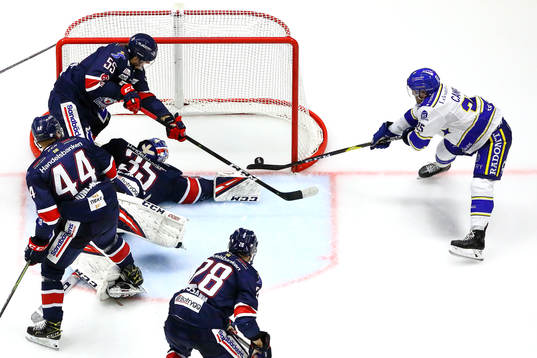 Mål 1-3 av Leksands Carter Camper förbi liggande