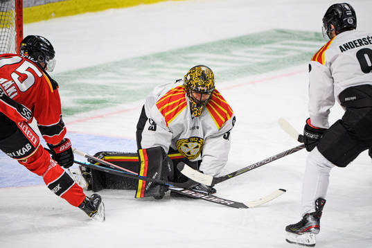 Luleås Arttu Ilomäki oroar framför Brynäs målvakt