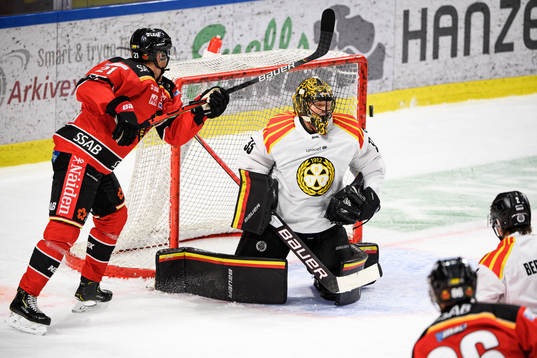 Luleås Juhani Tyrväinen och Brynäs målvakt Samuel Ersson