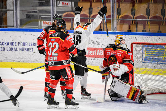 Brynäs Jaedon Descheneau jublar framför Luleås målvakt