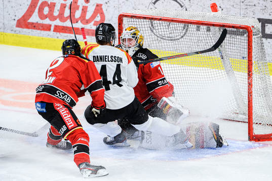 Brynäs Nicklas Danielsson och Luleås målvakt Jesper