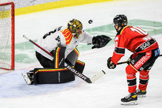 Luleås Einar Emanuelsson oroar framför Brynäs målvakt