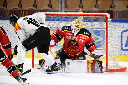 Brynäs Anton Rödin och Luleås målvakt Jesper Wallstedt