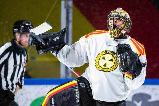 Brynäs målvakt Samuel Ersson jublar