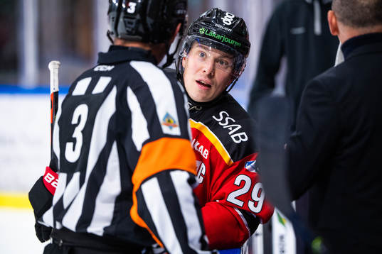 Luleås Erik Gustafsson och Domare Linus Öhlund