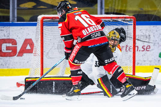 Brynäs målvakt Samuel Ersson räddar straff