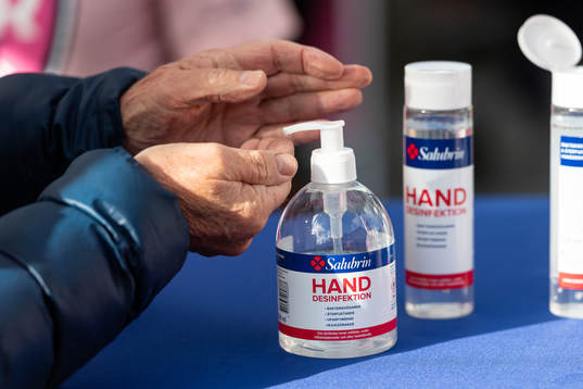 En person tar handsprit