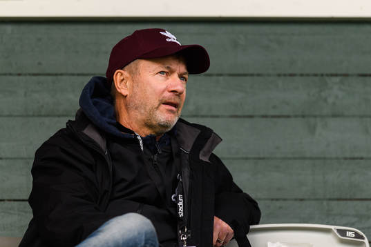Damlandslagets förbundskapten Peter Gerhardsson på