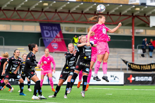 Rosengårds Anna Anvegård i nickduell med Kristianstads