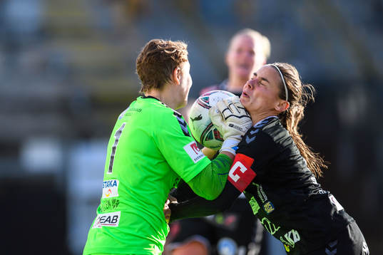 Kristianstads målvakt Brett Elizabeth Maron kolliderar med