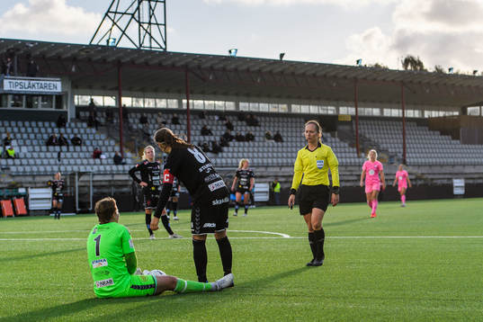Domare Pernilla Larsson i samtal med Kristianstads målvakt