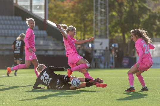 Rosengårds Mimmi Larsson blir tacklad av Kristianstads