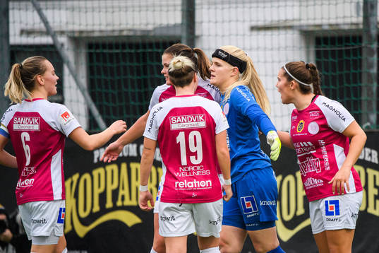 Uppsalas målvakt Emma Holmgren jublar med lagkamrater
