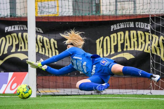 Uppsalas målvakt Emma Holmgren räddar en straff