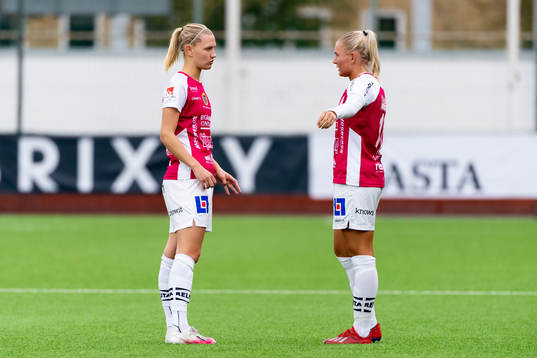 Uppsalas Sara Olai och Ellen Toivio pratar med varandra