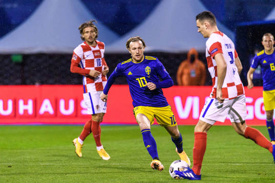 Emil Forsberg of Sweden and Filip Uremovic of Croatia